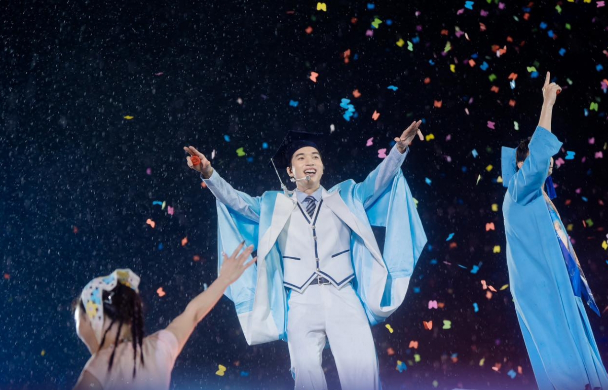 Các anh trai biểu diễn dưới cơn mưa lớn