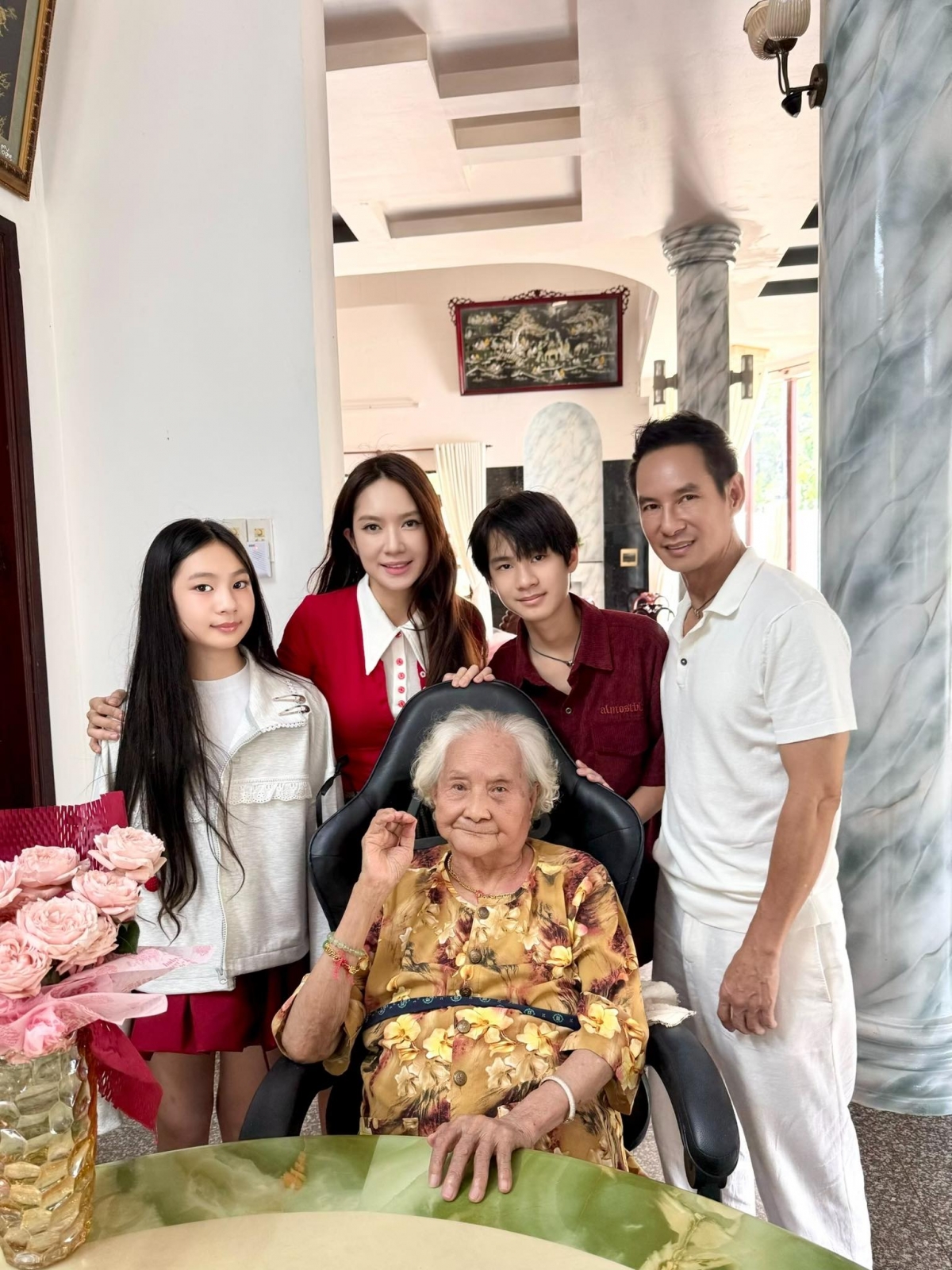 Vợ chồng Lý Hải – Minh Hà mừng ngày của mẹ. “Gia đình Lý Hải - Minh Hà xin chúc tất các bà mẹ luôn nhận được nhiều yêu thương và hạnh phúc. Chúc mẹ luôn mạnh khoẻ và nhiều niềm vui nha”.