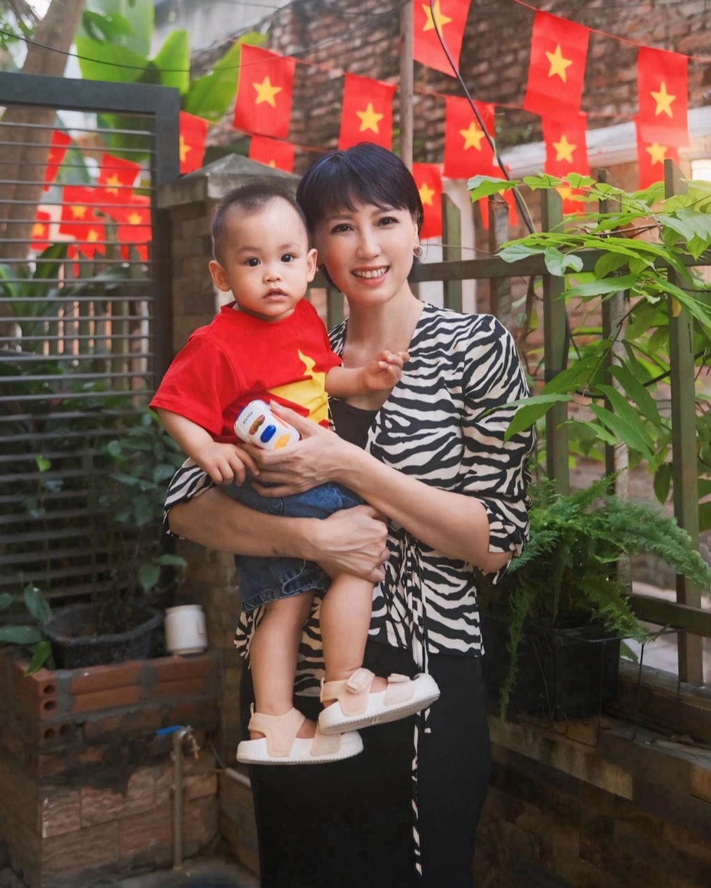 Trong bức ảnh mừng sinh nhật tuổi 48, mẹ Doãn Hải My - Mai Đoàn - ăn mặc trẻ trung, để tóc tém, được khen trẻ như thanh niên.
