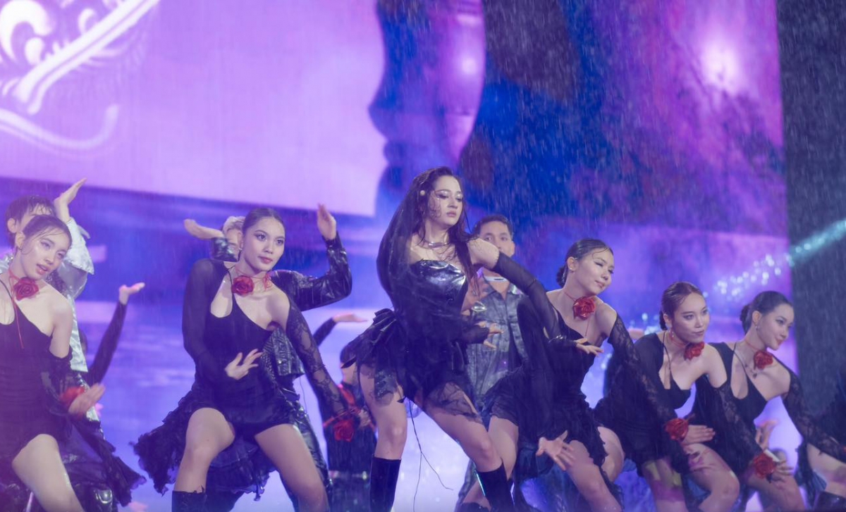 Ca sĩ khách mời Bảo Anh biểu diễn dưới cơn mưa