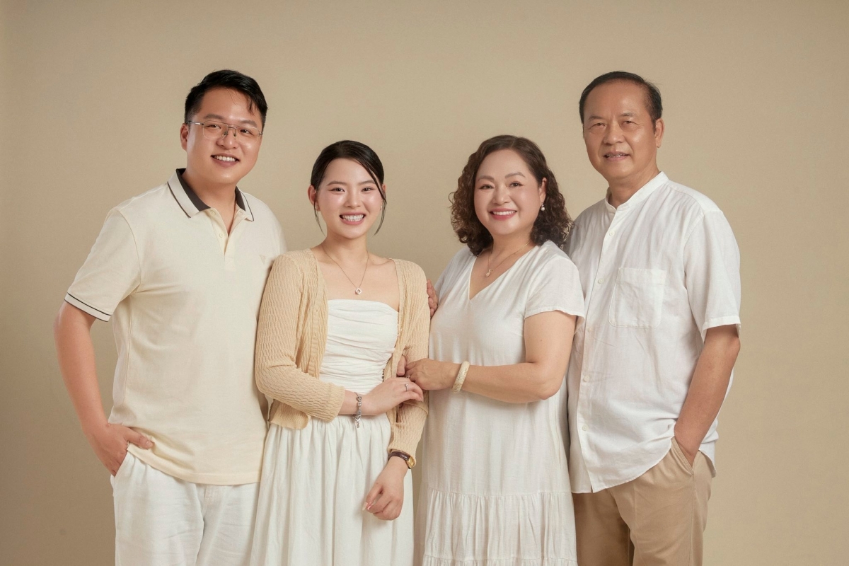 Bố mẹ Thu Quỳnh và vợ chồng em trai cô.