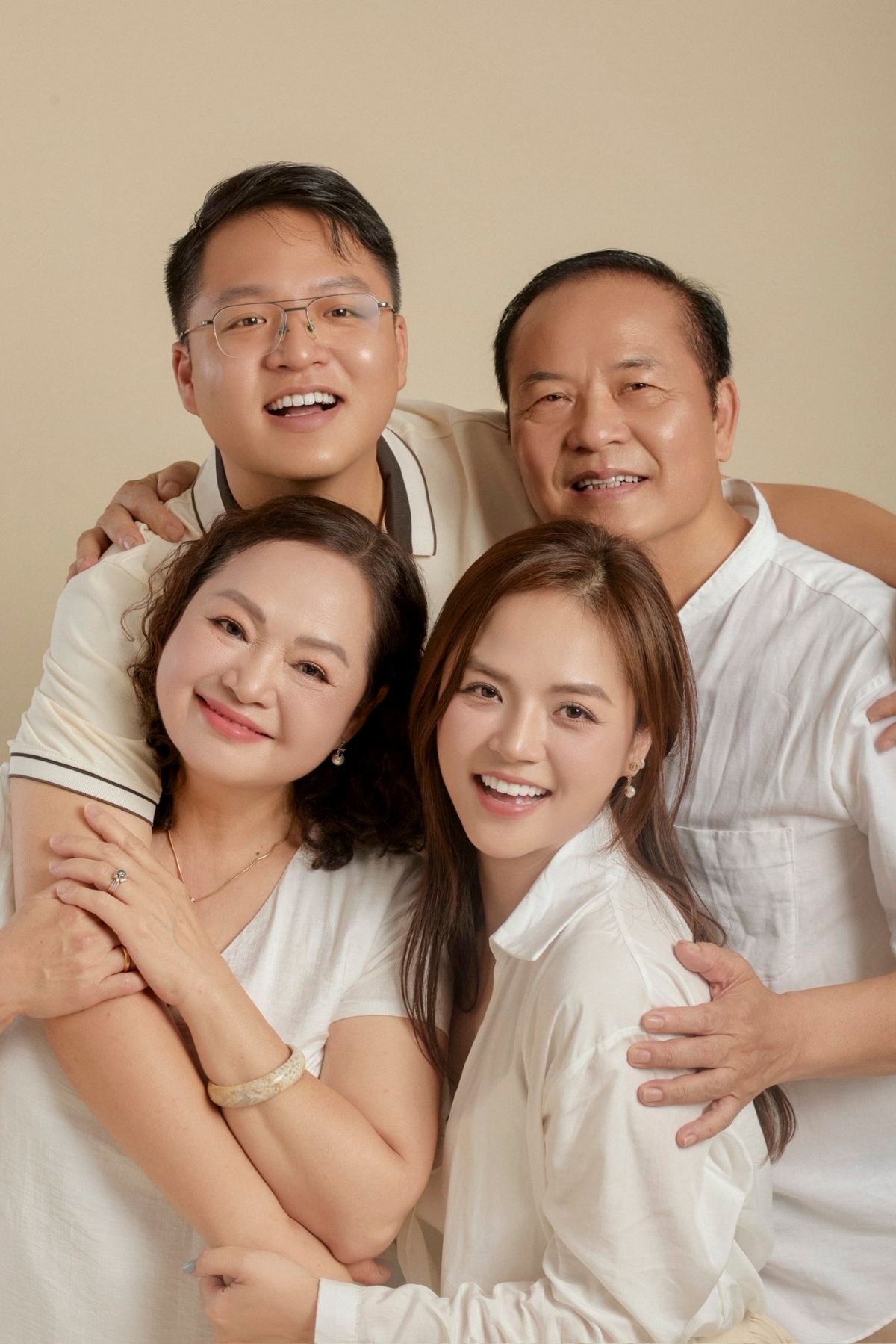 Thu Quỳnh bên bố mẹ và em trai