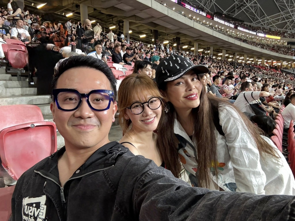 Trấn Thành và bà xã Hari Won xem concert Lady Gaga tại Singapore. Hai vợ chồng gặp ca sĩ Ngọc Anh 3A tại concert. Nam đạo diễn phấn khích bày tỏ: “Mãn nhãn, mãn nhĩ, mãn ý, kim ngọc mãn đường. Đáng đồng tiền bát gạo!”.