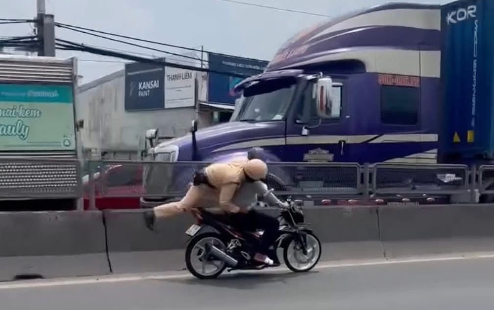 Sự việc người thanh niên tăng ga bỏ chạy gây nguy hiểm khiến nhiều cư dân mạng bức xúc (Ảnh: Cắt từ clip)