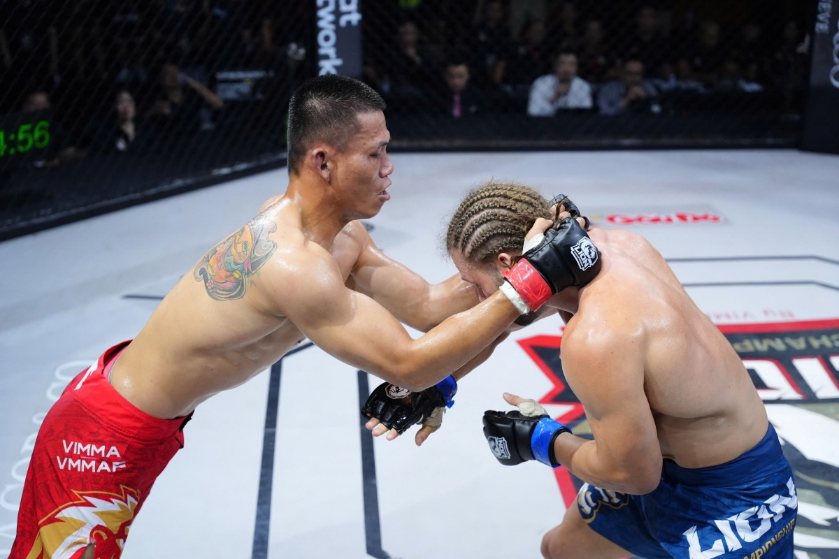 Dù vậy, Công Minh vẫn trụ vững để giành lấy cơ hội trong hiệp 2. Nhà vô địch Wushu tán thủ quốc gia đã chặn được những cú vật của đối thủ, đồng thời đáp trả bằng những pha đánh chỏ và đấm uy lực, khiến Zakhar bị rút cạn thể lực. 