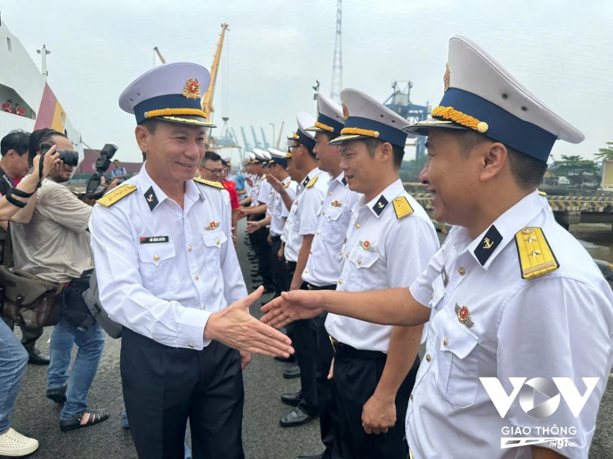 Đại tá Đỗ Hồng Duyên, Phó chính ủy vùng 2, quân chủng hải quân, trưởng đoàn công tác số 25 khích lệ tinh thần các thành viên đoàn công tác