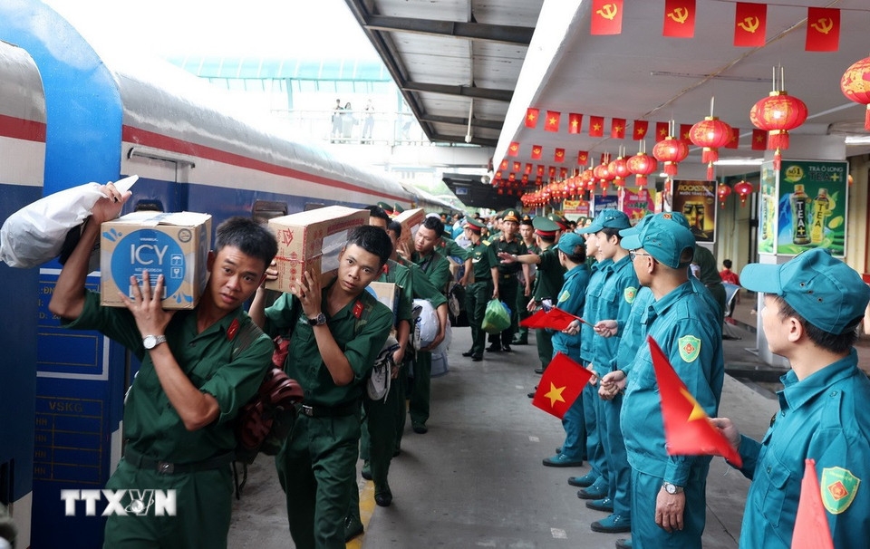 Cán bộ, chiến sỹ tham gia diễu binh về đến Ga Hà Nội trong sự chào đón nồng nhiệt của lãnh đạo Bộ Quốc phòng và người dân.