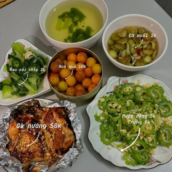Bữa tối này có các món đùi gà nướng tỏi, cải chíp xào tỏi, mướp đắng xào trứng, cà muối xổi, mận cơm.