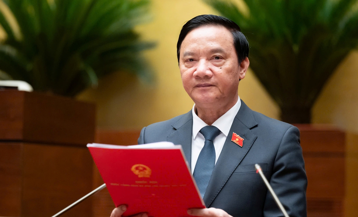 Phó Chủ tịch Quốc hội Nguyễn Khắc Định trình bày tờ trình tại Kỳ họp thứ 9, Quốc hội khóa XV