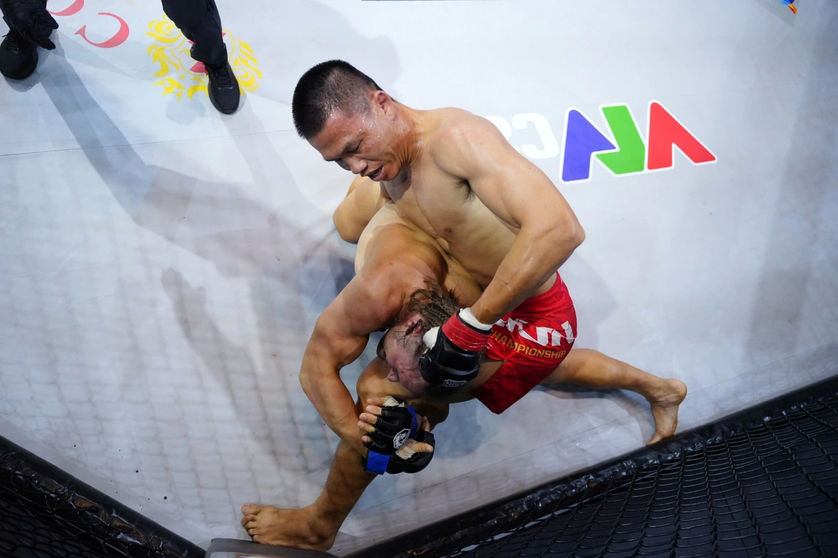 Hết hiệp đấu thứ 2, Zakhar đã quyết định xin dừng trận đấu, Phạm Công Minh đã giành chiến thắng hoàn toàn thuyết phục bằng knock-out kỹ thuật sau trận đấu đầy khó khăn. 