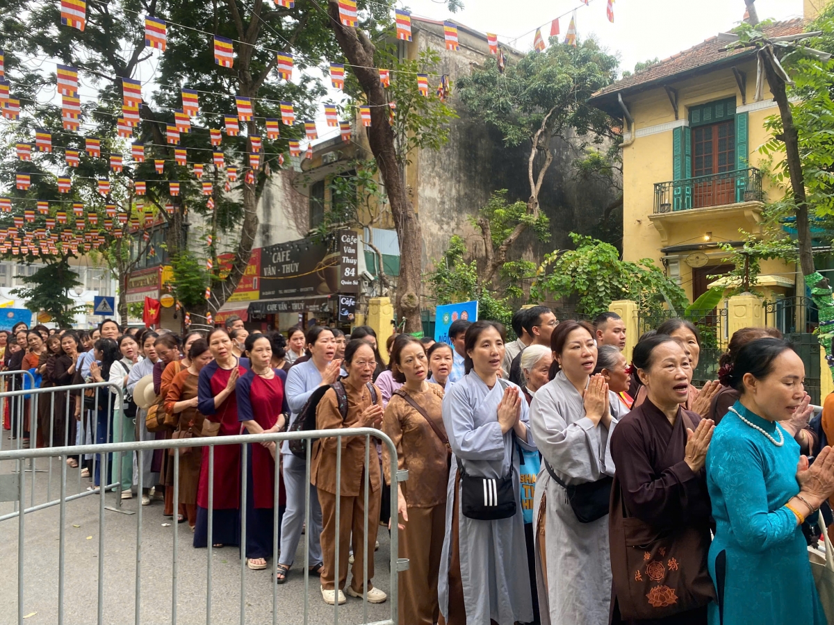 Hàng vạn phật tử xếp hàng vào chờ được chiêm bái xá lợi của Đức Phật Thich Ca Mâu Ni