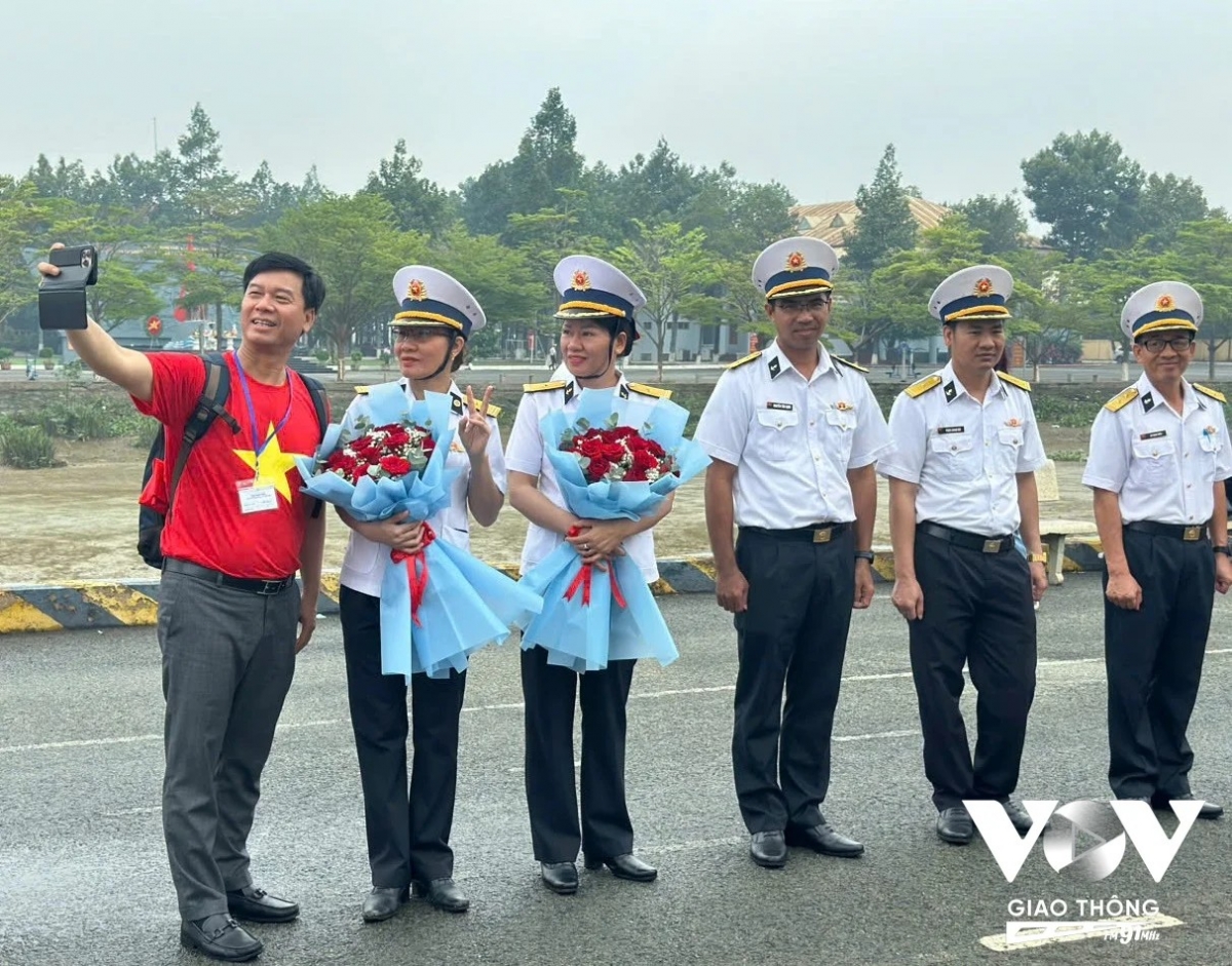 Nhà báo Ngô Minh Hiển, Phó Tổng Giám đốc Đài Tiếng nói Việt Nam dẫn đầu đoàn VOV tham dự đoàn công tác số 25.