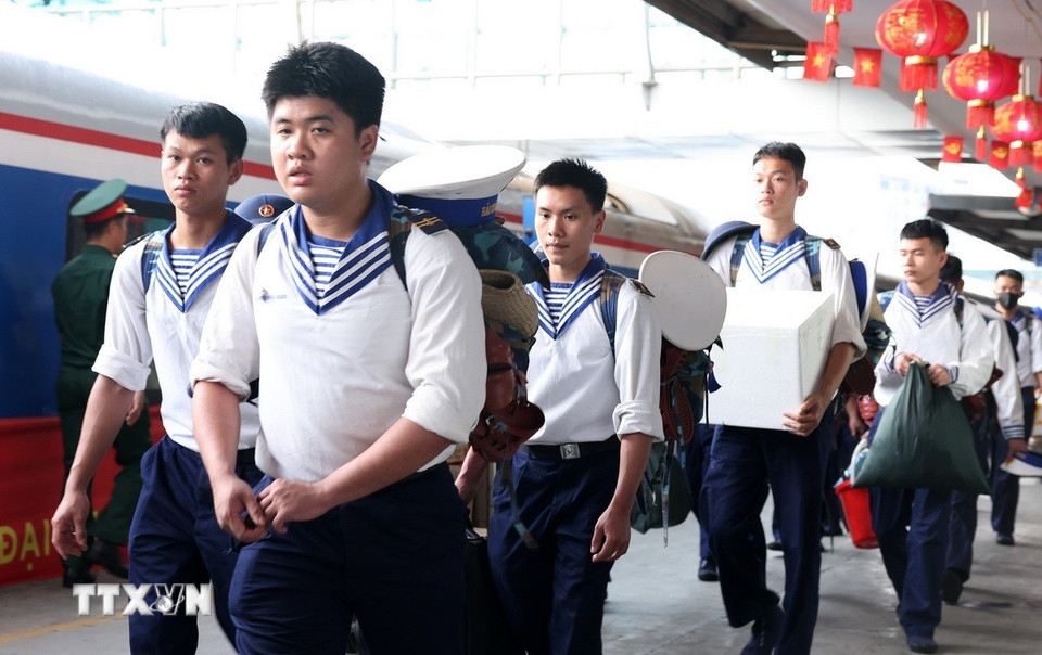 Các chiến sỹ tham gia diễu binh về đến Ga Hà Nội.