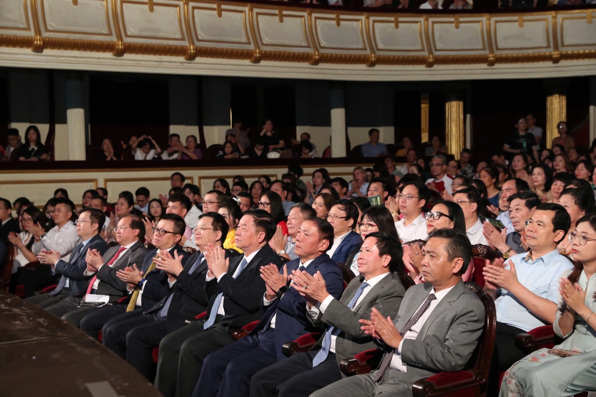 Chương trình có sự tham dự của ông Nguyễn Trọng Nghĩa - Ủy viên Bộ Chính trị, Bí thư Trung ương Đảng, Trưởng ban Tuyên giáo và Dân Vận Trung ương; ông Mai Văn Chính - Ủy viên Ban Chấp hành Trung ương Đảng, Phó Thủ tướng Chính phủ; ông Lê Quốc Minh - Ủy viên Ban Chấp hành Trung ương Đảng, Tổng Biên tập Báo Nhân Dân, Phó Trưởng Ban Tuyên giáo và Dân vận Trung ương, Chủ tịch Hội Nhà báo Việt Nam; ông Nguyễn Văn Hùng - Ủy viên Ban Chấp hành Trung ương Đảng, Bộ trưởng Bộ Văn hóa, Thể thao và Du lịch, ông Vũ Hải Quang, Phó Tổng Giám đốc VOV... Cùng tham gia còn có lãnh đạo các bộ, ngành Trung ương, thành phố Hà Nội.