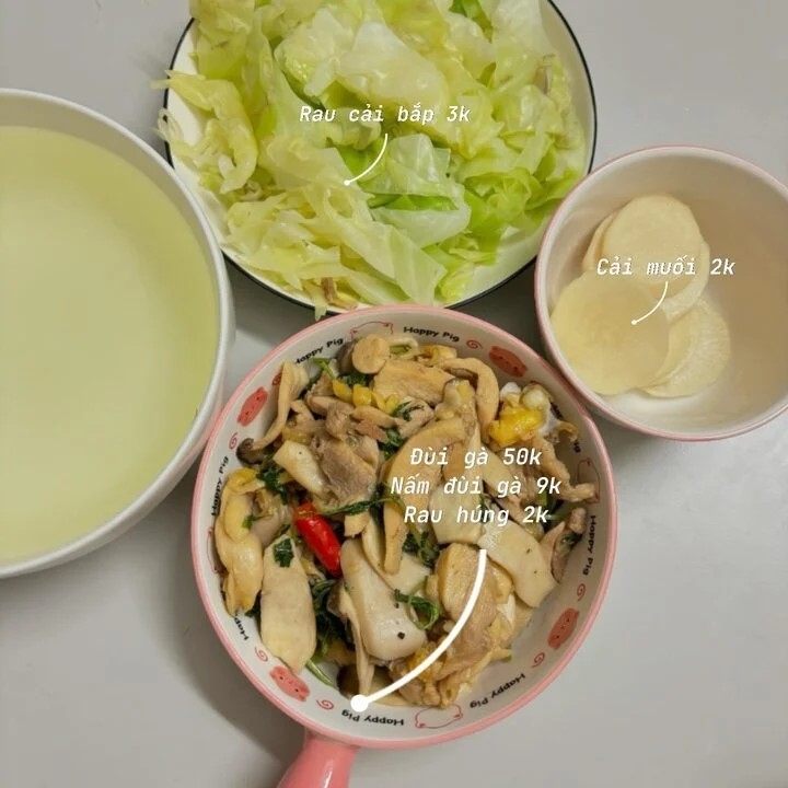 Mâm cơm đơn giản gồm có đùi gà xào nấm, rau cải bắp luộc, cải muối.