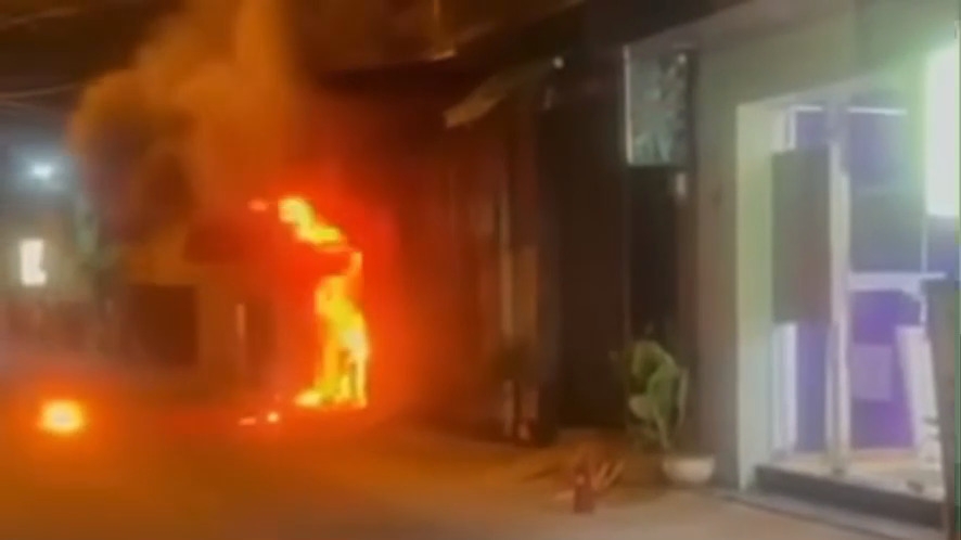 Căn nhà bốc cháy trong đêm (Ảnh: Cắt từ clip)