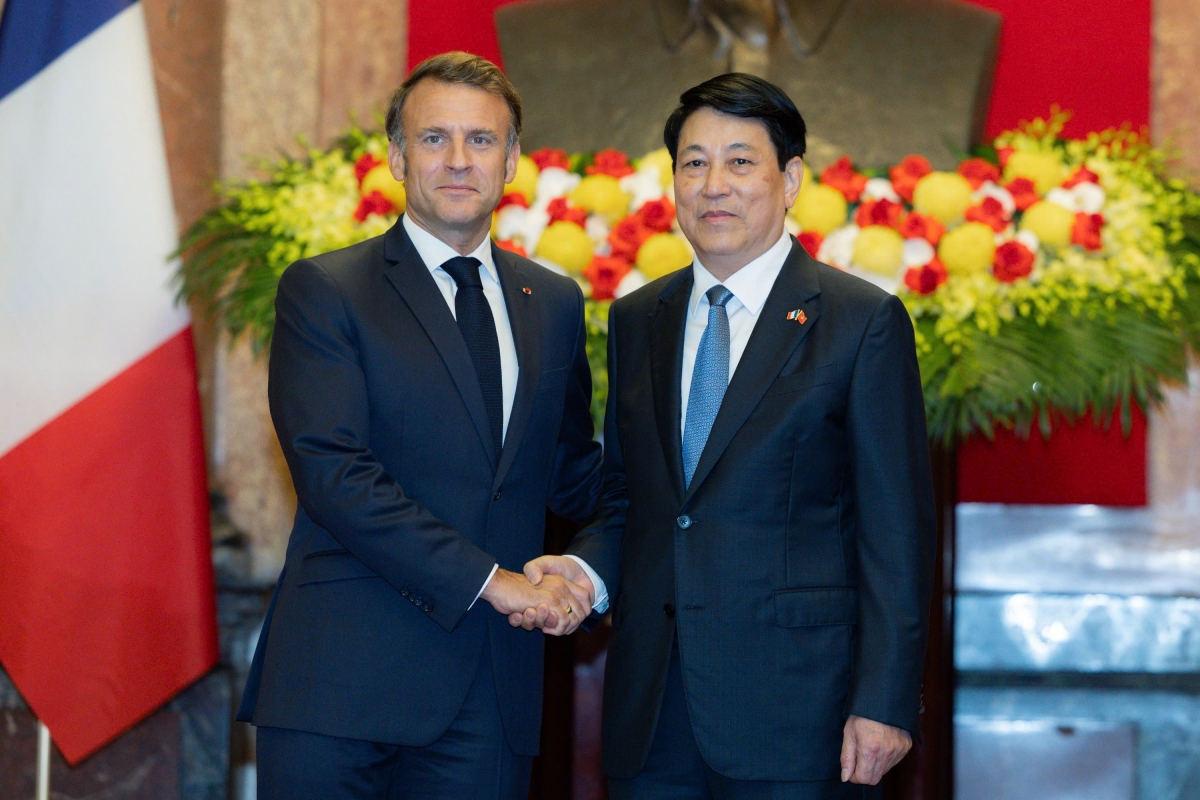  Chủ tịch nước Lương Cường và Tổng thống Pháp Emmanuel Macron chụp ảnh chung trước khi tiến hành hội đàm