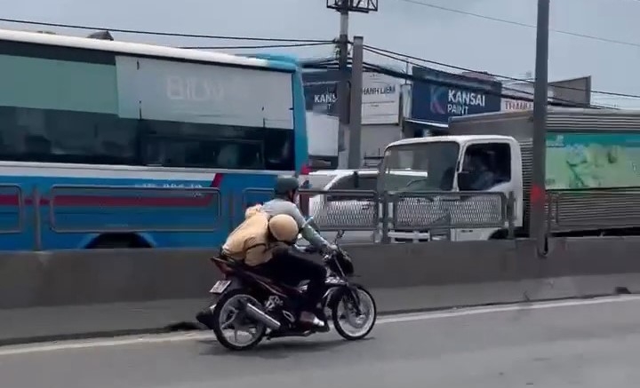 Cảnh sát giao thông và nam thanh niên khi đang chạy xe trên đường (Ảnh: Cắt từ clip).