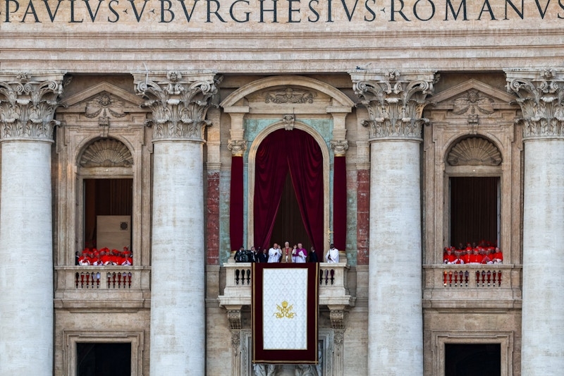 Giáo hoàng ra mắt tại ban công Vương cung thánh đường thánh Peter (Ảnh: Reuters)