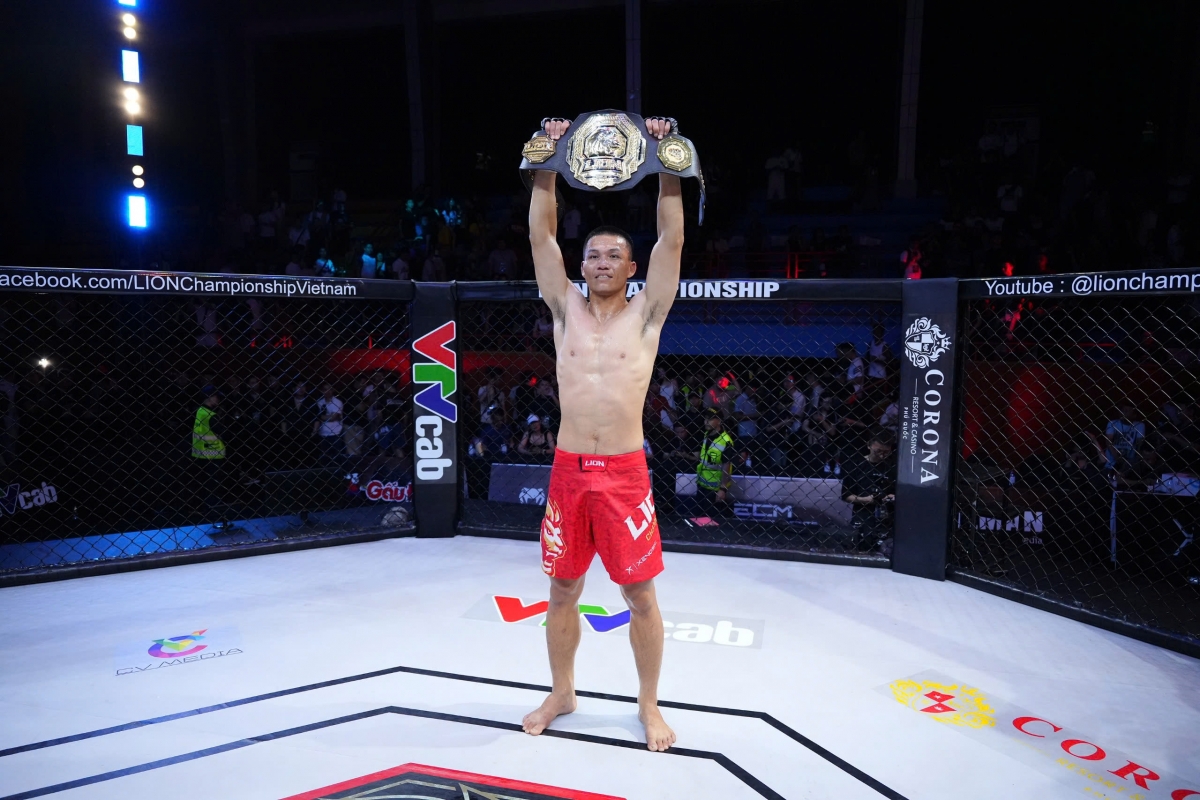 Phạm Công Minh ăn mừng sau khi bảo vệ thành công đai vô địch. 