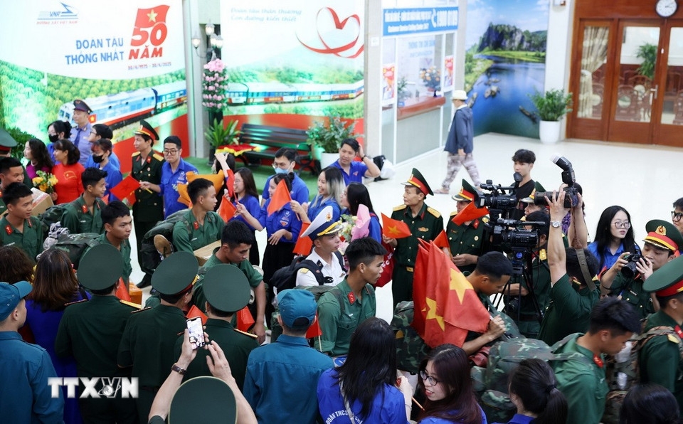 Cán bộ, chiến sỹ tham gia diễu binh về đến Ga Hà Nội trong sự chào đón nồng nhiệt của lãnh đạo Bộ Quốc phòng và người dân.