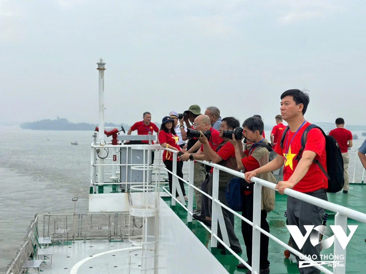 Từng nhiều lần nghe, đọc các bài báo về Trường Sa, nhưng đây là lần đầu tiên nhà báo Ngô Minh Hiển được tận mắt nhìn Trường Sa bằng góc nhìn của riêng mình, một chuyến đi xúc động.