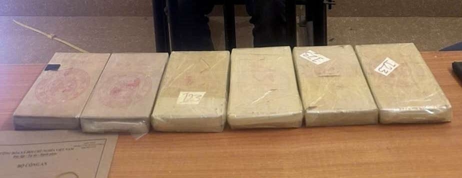 6 bánh heroin tang vật thu giữ của đối tượng Thào A Sính