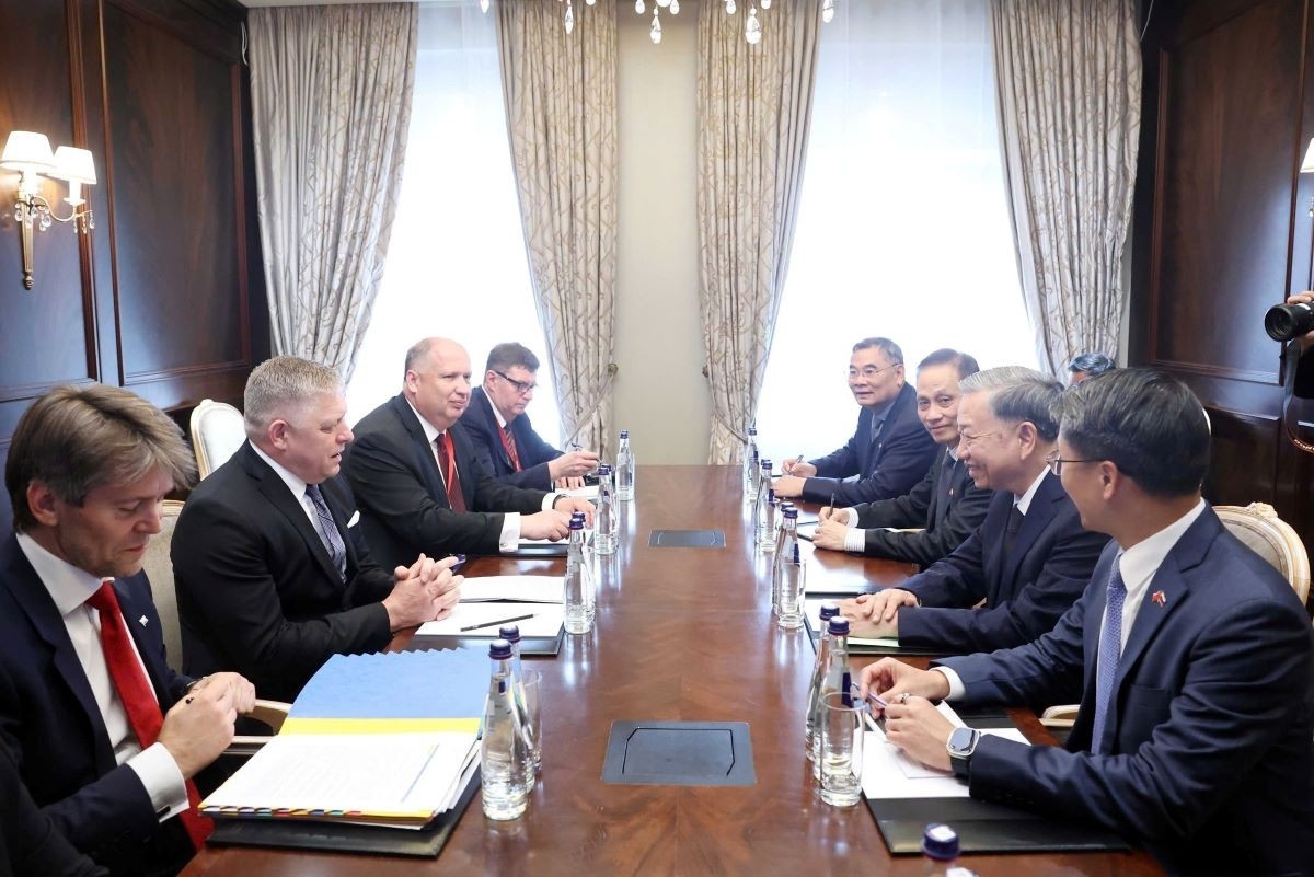 Ngày 9/5, trong khuôn khổ tham dự Lễ kỷ niệm 80 năm chiến thắng trong Chiến tranh Vệ quốc vĩ đại tại Nga, Tổng Bí thư Tô Lâm đã có cuộc gặp với Thủ tướng Slovakia Robert Fico. Hai bên nhất trí tiếp tục tăng cường hợp tác trên tất cả các lĩnh vực. Nhân dịp này, Tổng Bí thư đề nghị Slovakia hỗ trợ thúc đẩy Ủy ban châu Âu sớm gỡ bỏ "thẻ vàng" IUU đối với hải sản xuất khẩu của Việt Nam, vận động các nước EU còn lại sớm phê chuẩn Hiệp định Bảo hộ đầu tư Việt Nam – EU. (Ảnh: TTXVN)