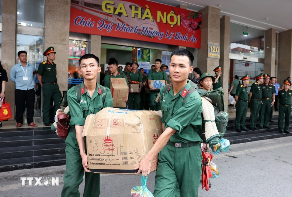 Cán bộ, chiến sỹ tham gia diễu binh về đến Ga Hà Nội.