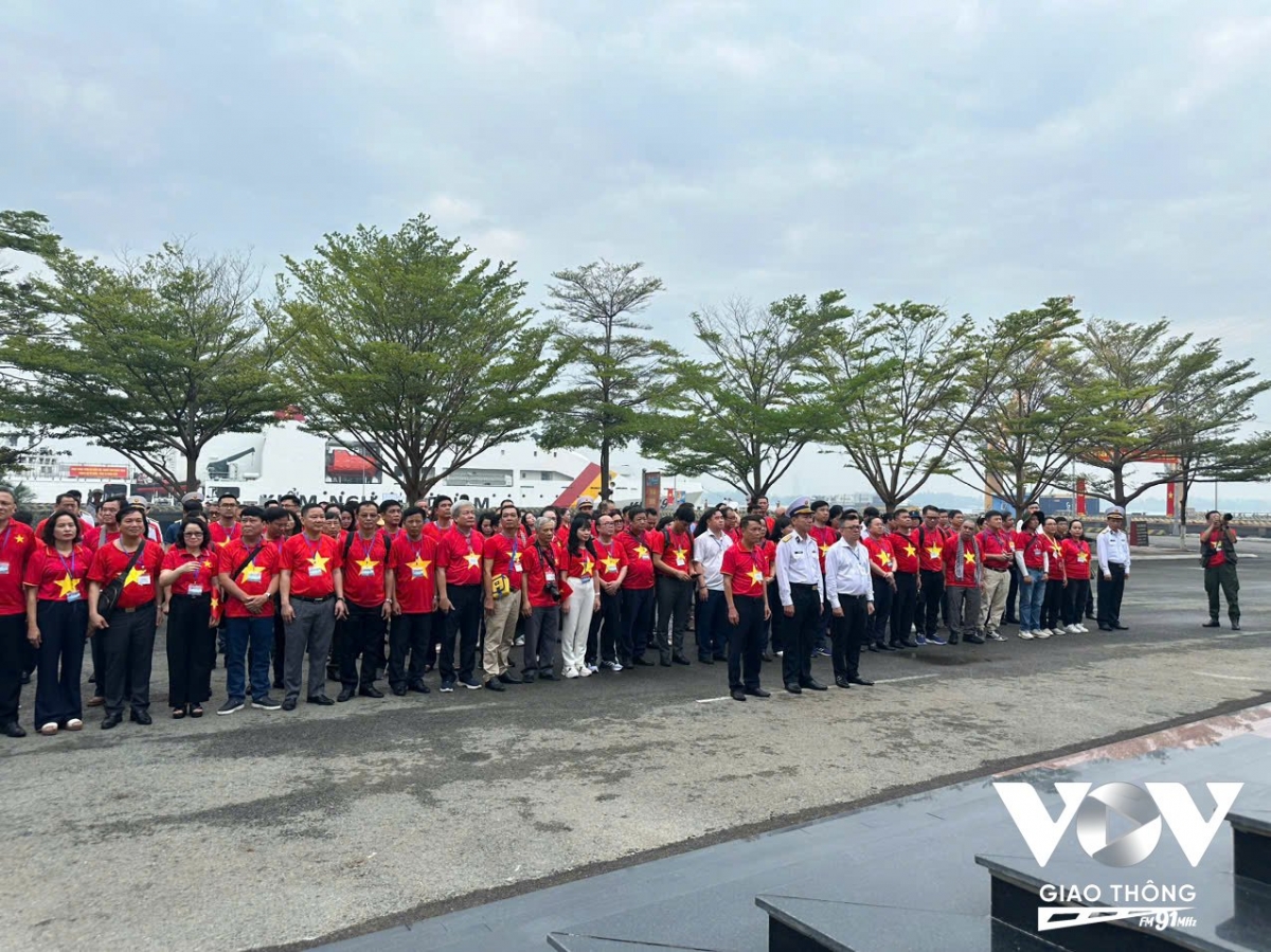 Trước khi xuất phát, đoàn công tác số 25 thăm và dâng hương trước Tượng đài Anh hùng liệt sỹ Đoàn tàu không số, Lữ đoàn 125, vùng 2 hải quân