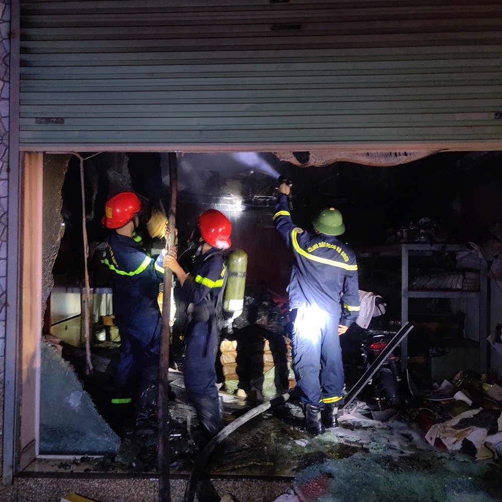 50 cán bộ, chiến sĩ và 5 xe chữa cháy phối hợp với chính quyền, công an địa phương tổ chức dập lửa, chữa cháy