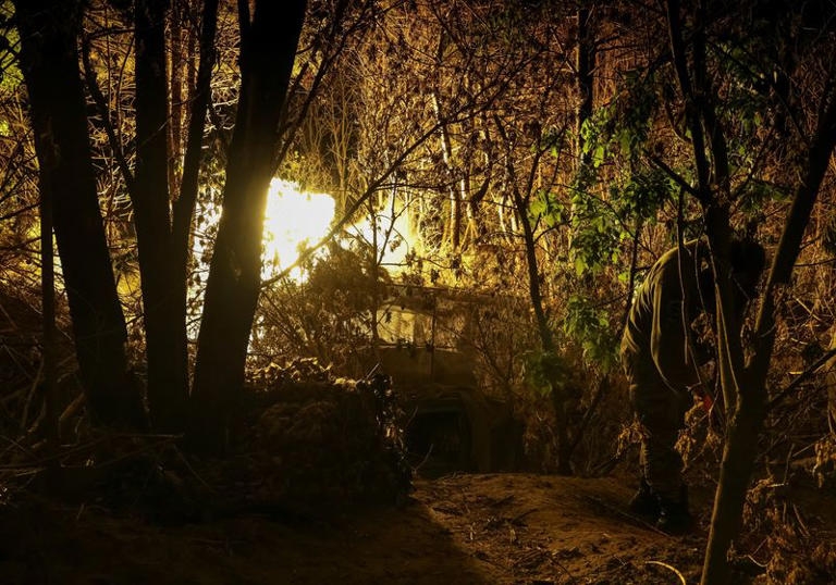 Một quân nhân Ukraine chiến đấu ở Donetsk ngày 23/5. Ảnh: Reuters