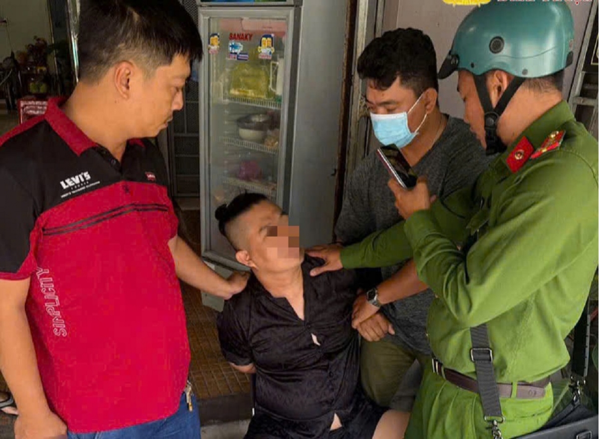 Công an phường Phú Thủy bắt giữ đối tượng tại quán cà phê. Ảnh: CABT