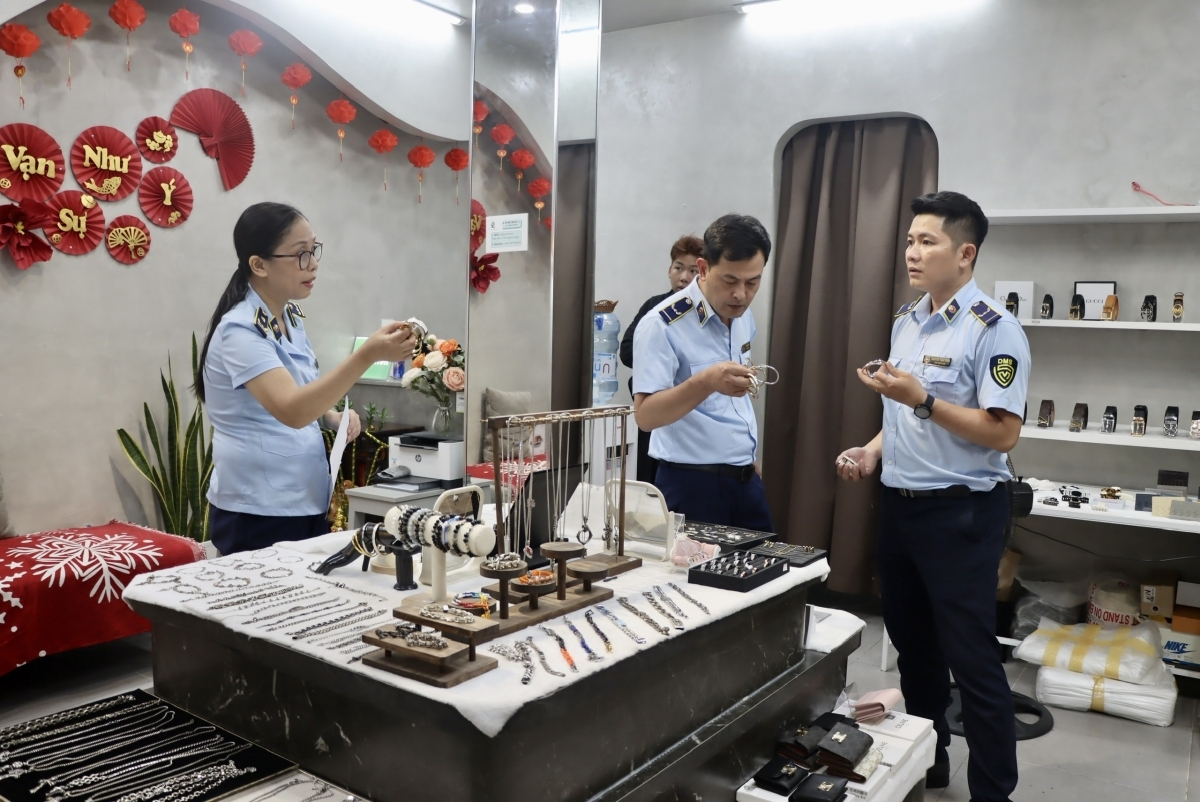 Lực lượng chức năng kiểm tra hàng giả, hàng kém chất lượng tại Đà Nẵng