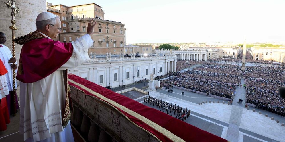 Giáo hoàng Leo XIV vẫy tay chào các tín đồ từ ban công của Vương cung thánh đường Thánh Peter, ở Vatican. Ảnh: Ouest-France