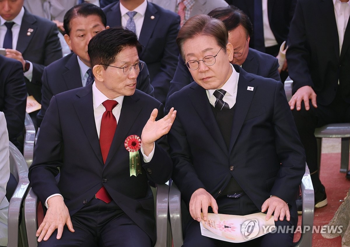 Hai ứng viên đang dẫn đầu cuộc đua là Kim Moon Soo (trái) và Lee Jae Myung. Ảnh: Yonhap News