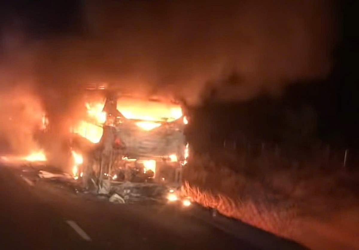 Hiện trường vụ cháy trên cao tốc. Ảnh: B.H