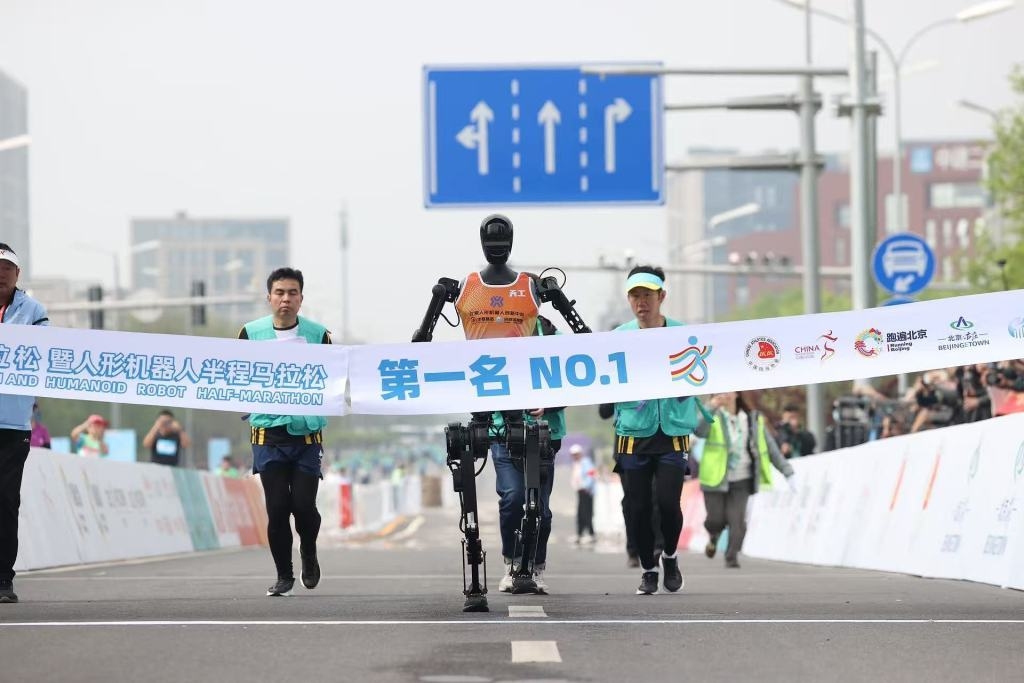 Người máy Tiangong Ultra - nhà vô địch cuộc thi chạy bán marathon robot hình người đầu tiên trên thế giới tổ chức tại Bắc Kinh hồi tháng 4/2025. Ảnh: VCG