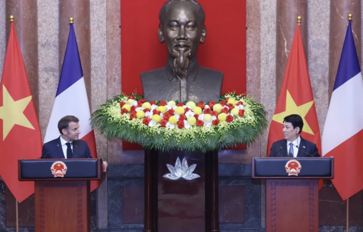 State President Luong Cuong (R) and French President Emmanuel Macron at the joint press conference (Photo: VNA)