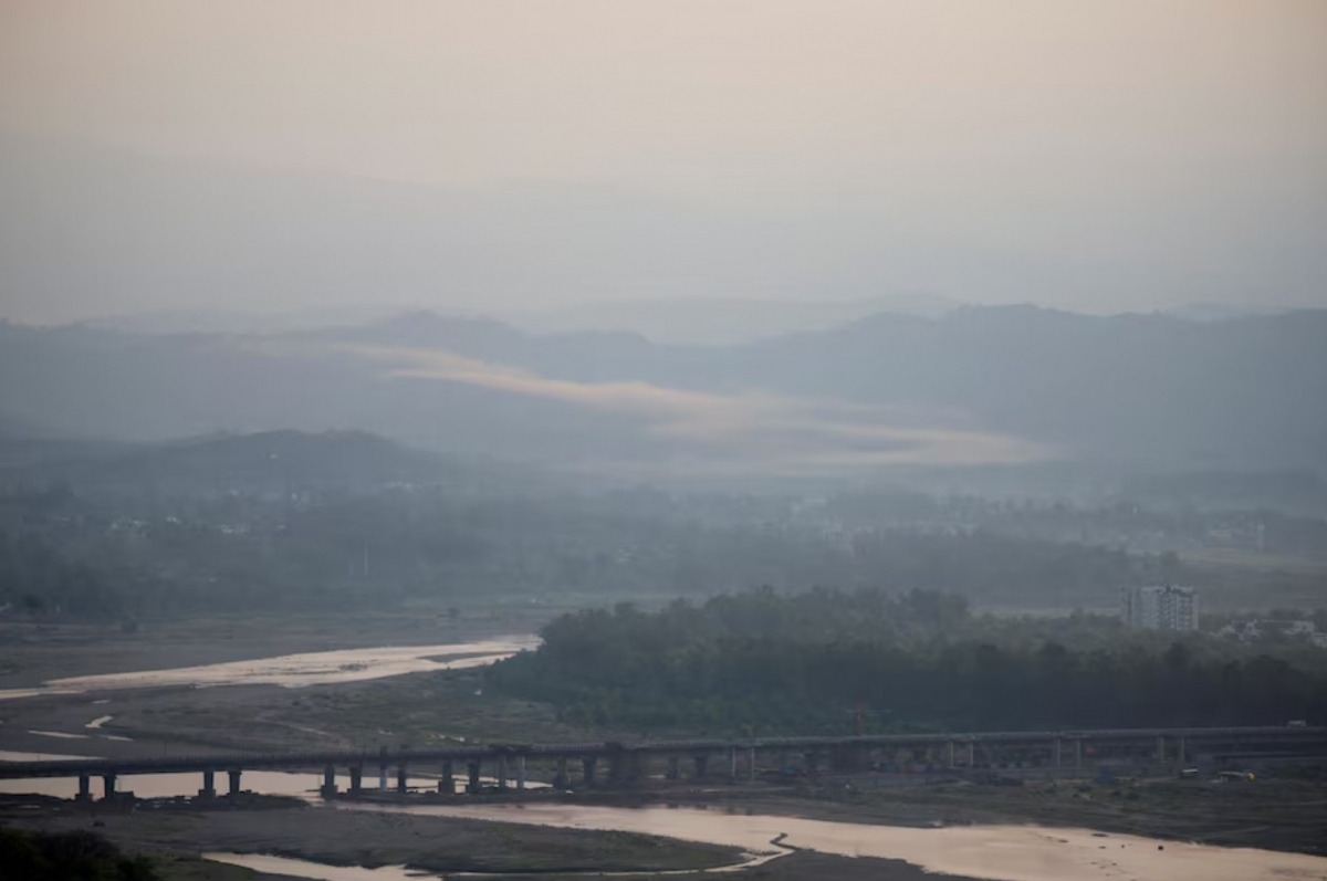 Khói bốc lên sau vụ nổ ở ngoại ô thành phố Jammu ngày 10/5. Ảnh: Reuters