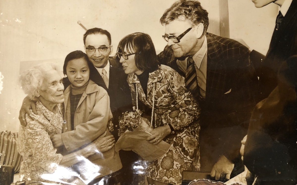 Tiến sĩ Bùi Phương Lan (thứ 2 từ trái sang), Đại sứ Nguyễn Việt (thứ 3 từ trái sang) bên những người bạn Thụy Điển năm 1976 (ảnh do gia đình Đại sứ Nguyễn Việt cung cấp).