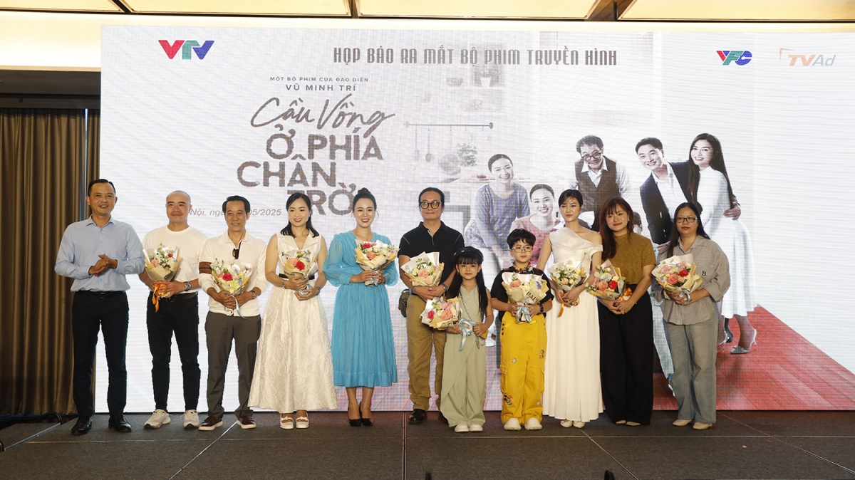 Đoàn phim "Cầu vồng ở phía chân trời" ra mắt trong họp báo chiều 28/5. Diễn viên chính Trọng Lân mắc Covid-19 nên không thể có mặt