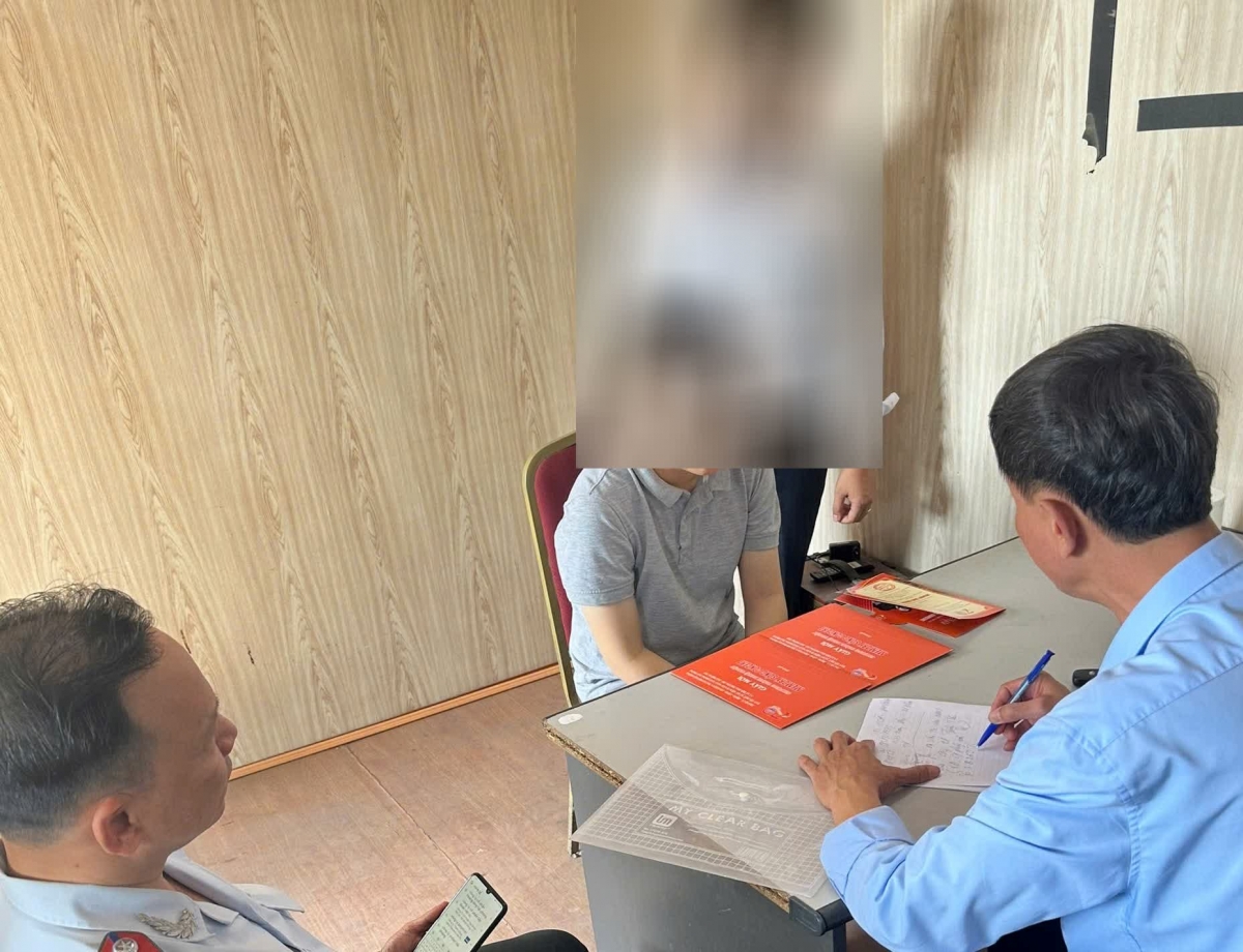 Phòng An ninh chính trị nội bộ (Công an Hải Phòng) và Thanh tra Sở Văn hóa, Thể thao và Du lịch thành phố làm việc với chị N.T.H.P. (Ảnh: Công an Hải Phòng)
