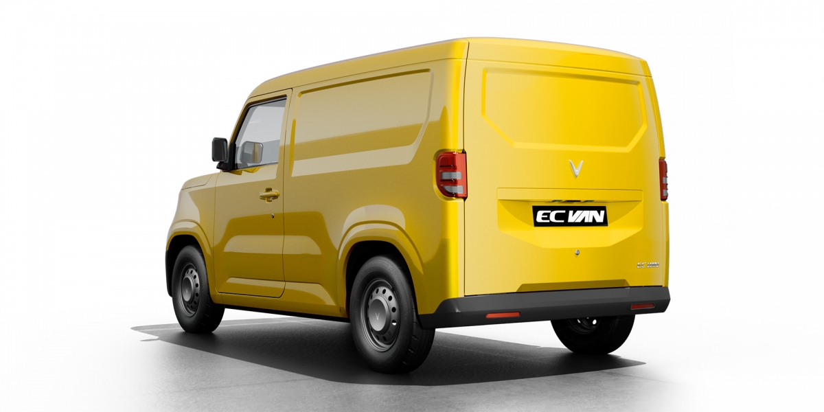 Xe có thiết kế khoang lái 2 chỗ ngồi cùng khoang hành lý phía sau với dung tích chứa hàng lên tới 2.600L, tải trọng trên 600 kg.