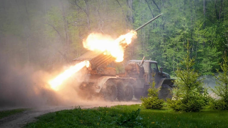 Ukraine khai hỏa bệ phóng tên lửa đa nòng. Ảnh: Ukrainska Pravda