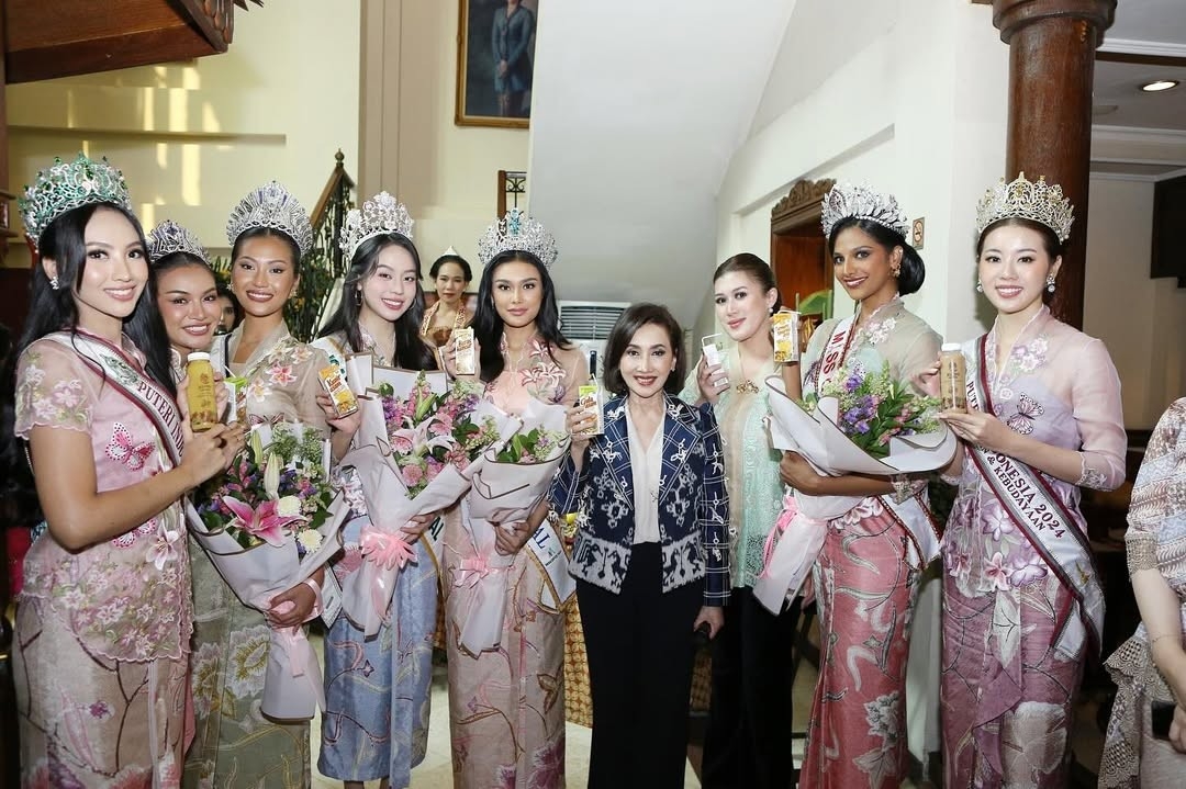 Thanh Thủy đã có mặt ở Indonesia với tư cách khách mời của tổ chức Puteri Indonesia. Cô và các hoa hậu, á hậu quốc tế tham dự đêm chung kết Puteri Indonesia 2025 diễn ra vào tối 2/5.