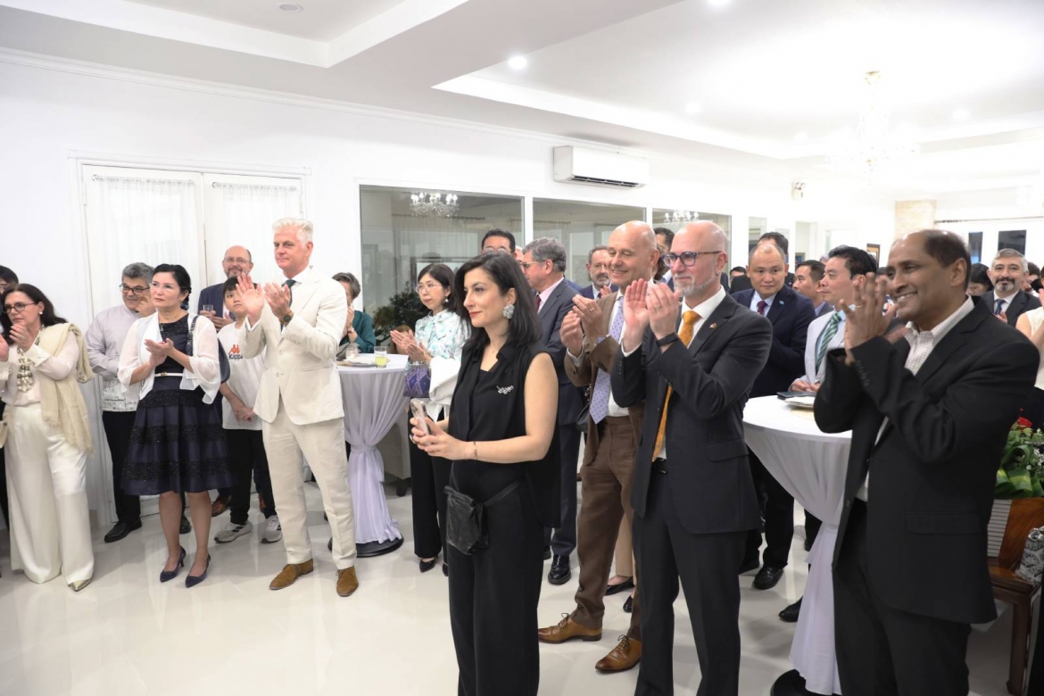Đông đảo khách mời tham dự buổi tiệc