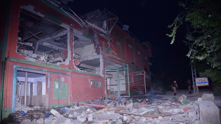 Một tòa nhà bị hư hại do vụ tấn công bằng tên lửa của Ấn Độ gần Muzaffarabad, khu vực do Pakistan kiểm soát ở Kashmir. Ảnh: RT