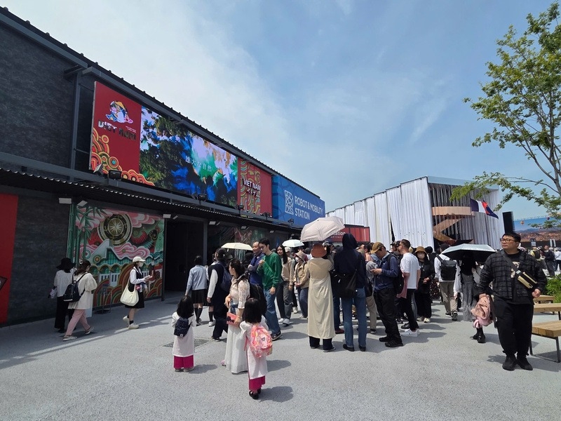 Rất đông khán giả xếp hàng chờ vào Nhà Triển lãm Việt Nam tại EXPO 2025 Osaka, Kansai, Nhật Bản. Nguồn: Cục Hợp tác quốc tế, Bộ VHTTDL