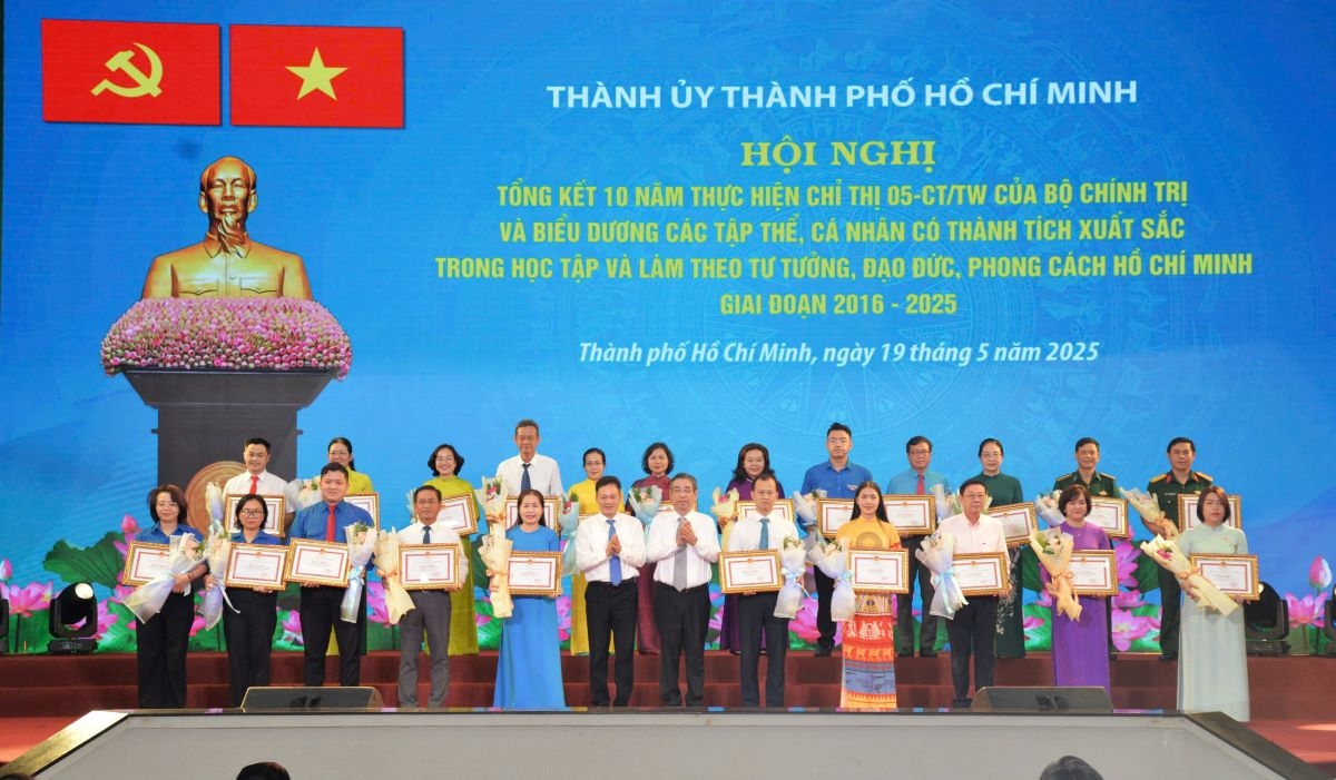 Gương điển hình học tập và làm theo tư tưởng, đạo đức, phong cách Hồ Chí Minh được tuyên dương (ảnh: Hà Khánh)
